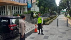 Bhabinkamtibmas Gambir Sambangi Gedung Danareksa, Perkuat Sinergi dengan Satpam Jaga Kamtibmas Perkantoran
