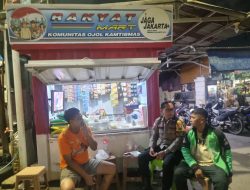 Sambangi Gerai Rakyat Mart, Bhabinkamtibmas Karet Tengsin dan Komunitas Ojol Jaga Kamtibmas Malam Hari
