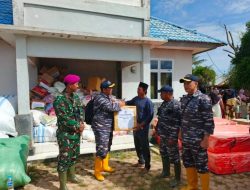 Prajurit Kodaeral I Bersama Lanal Lhokseumawe Laksanakan Debarkasi Bantauan Dari KRI SHS-990