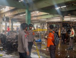 Brimob Polda Metro Jaya Pastikan Keamanan Pasca Kebakaran Pasar Induk Kramat Jati*