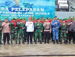 Bersama Forkopimda Maluku Dankodaeral IX Ikuti Prosesi Pemberangkatan Satgas Pamtas RI-PNG Mobile Yonif 731/Kabaresi