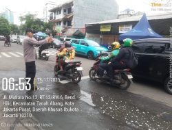 Pagi Hari, Petugas Polri Atur Lalu Lintas di Pertigaan Benhil Raya