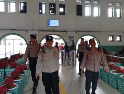 Patroli Ops Lilin Jaya, Polisi Pastikan Keamanan dan Kenyamanan Penumpang di Stasiun Senen