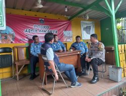 Bhabinkamtibmas Kebon Kacang Koordinasi Kamtibmas di Posko Jaga Jakarta