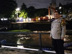 Bhabinkamtibmas Menteng Pantau Pintu Air Manggarai, Status Siaga 4 Tetap Terkendali