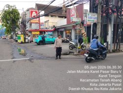 Patko 1052 Laksanakan Pengaturan Lalu Lintas Pagi Hari di Pertigaan Jalan Mutiara Benhil