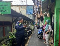 Bhabinkamtibmas Petamburan Bersama Gulkarmat Monitoring Genangan Air di Wilayah Pemukiman