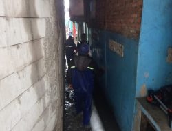 Bhabinkamtibmas Petamburan Bersama Tiga Pilar dan Wakil Camat Tanah Abang Monitoring Genangan Air