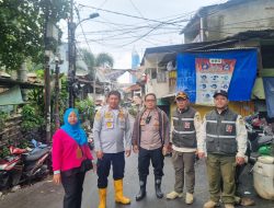 Bhabinkamtibmas Bersama Tiga Pilar Monitoring Genangan Air di RW 07 Karet Tengsin Akibat Luapan Kali Krukut