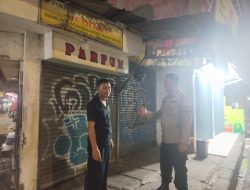 Bhabinkamtibmas Kebon Kacang Sambangi Pos Siskamling RW 09, Perkuat Keamanan Lingkungan Malam Hari