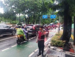 Polisi Siaga Sore Hari, Lalu Lintas Depan Masjid Istiqlal Dan Katedral Tetap Lancar