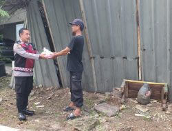 Jumat Berkah Polsek Sawah Besar, Polisi Bagikan Nasi Bungkus untuk Kaum Duafa