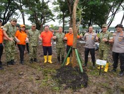Hujan Tak Surutkan Semangat, Tiga Pilar Bersama Warga Jakarta Utara Gelar Karya Bhakti Bersih Lingkungan
