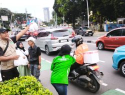 Berbagi di Depan Gedung Joang 45, PEWARIS Hidupkan Makna Puasa dan Solidaritas Sosial