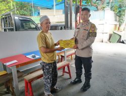 Pererat Silaturahmi, Polri Berikan Bantuan Kain Sarung untuk Mushola Al Umamah