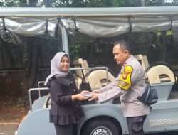 Sentuhan Humanis Polri, Polsek Metro Menteng Bagikan Nasi Siap Saji