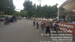 Antusias Warga Tinggi, Polisi Jaga Ketertiban Pasar Takjil Masjid Agung Sunda Kelapa
