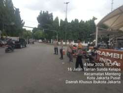 Antusias Warga Tinggi, Polisi Jaga Ketertiban Pasar Takjil Masjid Agung Sunda Kelapa