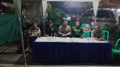 Bhabinkamtibmas Sambangi Ketua RT dan Warga RW 09 Kebon Kacang Malam Hari, Perkuat Sinergi dan Sampaikan Pesan Kamtibmas