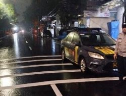Polsek Cempaka Putih Cek Kondisi Jalan Usai Hujan Deras, Pastikan Lalu Lintas Tetap Lancar