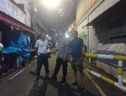 Bhabinkamtibmas Kebon Kacang Sambangi Pos Satkamling RW 06, Imbau Warga Tingkatkan Kewaspadaan