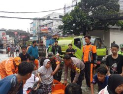 Bhabinkamtibmas dan Babinsa Benhil Monitoring Genangan Air dan Bantu Warga ke Rumah Sakit