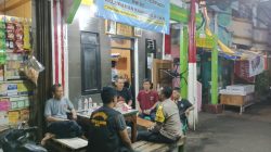 Lewat Tengah Malam, Polisi Sambangi Poskamling Kampung Rawa Perkuat Kewaspadaan Warga