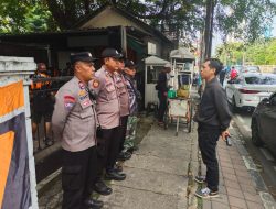 Personel Polsek Metro Tanah Abang Laksanakan Pengamanan Nobar Persija vs Persib di Bendungan Hilir