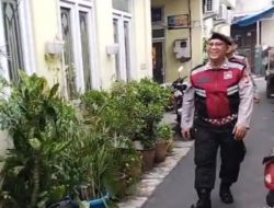 Patroli Jalan Kaki Polsek Cempaka Putih, Polisi Humanis Hadir Jaga Rasa Aman Warga dari Ancaman Curanmor