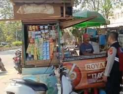 Patroli Jalan Kaki Unit Samapta Polsek Sawah Besar Sambangi Pelaku UMKM