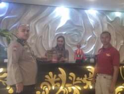 Bhabinkamtibmas Kampung Bali Bagikan Brosur Himbauan Kamtibmas untuk WNA di Hotel 101 Urban