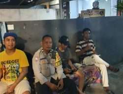 Patroli Jelang Dini Hari Bhabinkamtibmas Pasar Baru Bubarkan Tongkrongan Remaja Secara Humanis