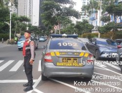 Personel Patko 1052 Jaga Kelancaran Arus Sore di Jalan Karet Pasar Baru Timur V