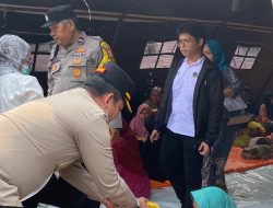 Kapolsek Kemayoran Tebar Kepedulian dengan Bantu Bagikan Makanan dan Buah-Buahan untuk Korban Kebakaran