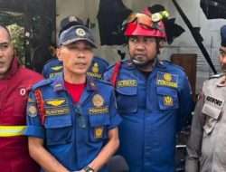 Brimob Polda Metro Jaya Bantu Padamkan Kebakaran Dua Kios di Ciputat