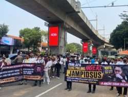 GELOMBANG AKSI DEMONSTRASI DI KANTOR KEJAKSAAN AGUNG, MEMINTA TERSANGKA KASUS KORUPSI FA DIHUKUM SEBERAT – BERATNYA