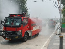 Kodim 0502/JU Kerahkan Water Canon Bersihkan Jalanan dan SMAN 41 dari Debu Vulkanik