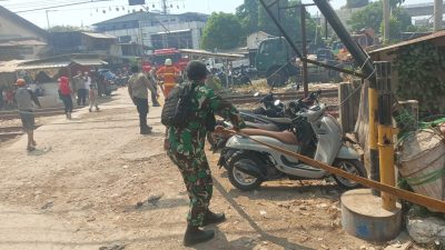 Kodim 0502/JU Kerahkan Personel dan Water Tank Bantu Padamkan Kebakaran Lahan Alang-Alang di Belakang ITC Mangga Dua